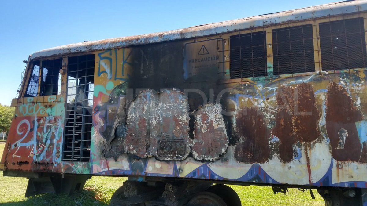 Las llamas dañaron la chapa de la locomotora.