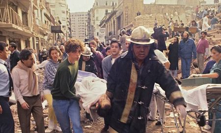 El 18 de julio de 1994, un vehículo, cargado con 400 kilos de un explosivo de nitrato de amonio, TNT y nitroglicerina amonal, estalló contra el edificio de la AMIA. El 18 de julio de 1994, un vehículo, cargado con 400 kilos de un explosivo de nitrato de amonio, TNT y nitroglicerina amonal, estalló contra el edificio de la AMIA.