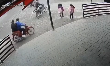 Una nena de siete años fue atropellada por una moto mientras cruzaba la calle en El Manantial, Tucumán. Una nena de siete años fue atropellada por una moto mientras cruzaba la calle en El Manantial, Tucumán.