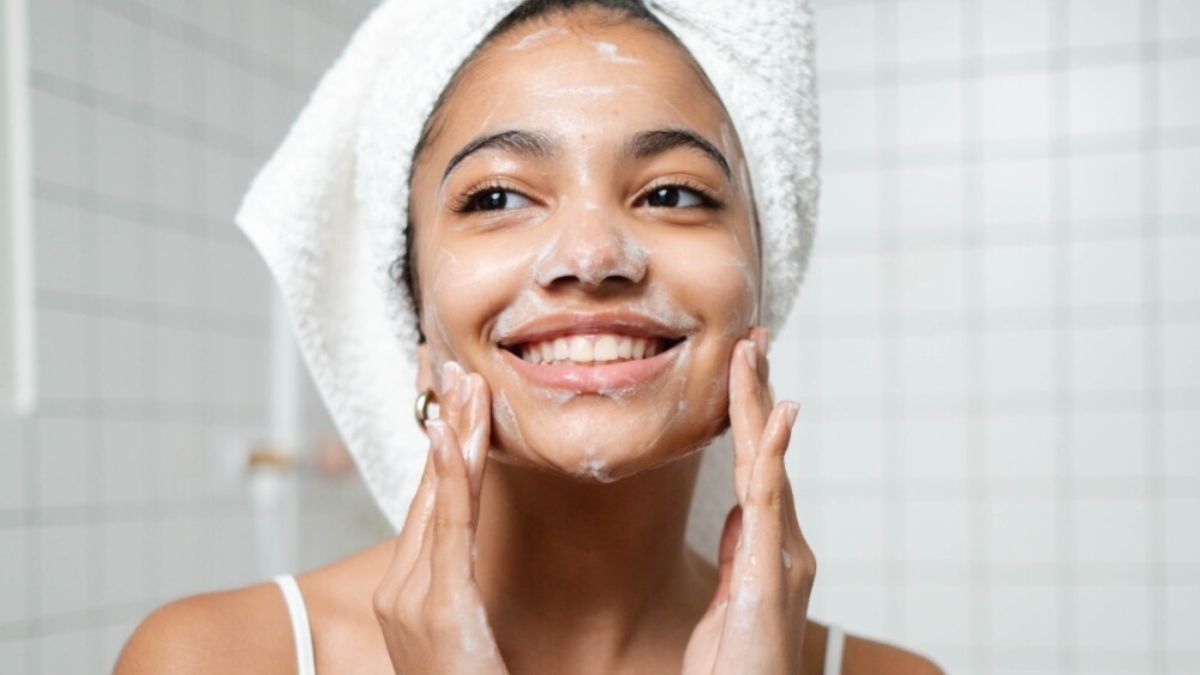 Los componentes naturales del cereal y la miel actúan como un poderoso humectante y unificador del tono facial.