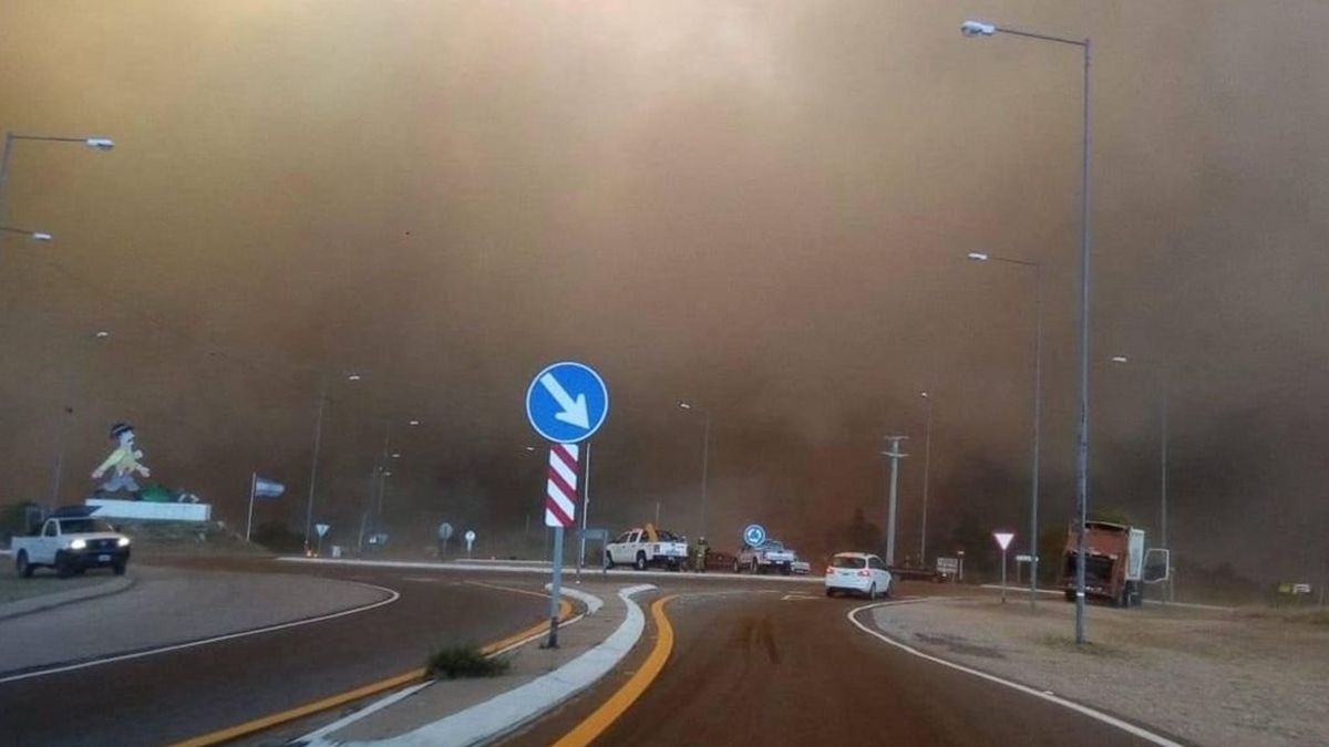 El humo de los incendios era tan espeso que no dejaba pasar la luz del sol.