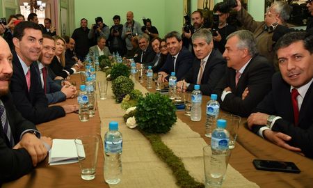 los gobernadores se reunen para analizar el pacto fiscal del gobierno los gobernadores se reunen para analizar el pacto fiscal del gobierno