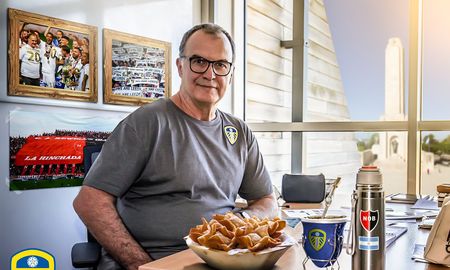 marcelo bielsa celebra el dia de la tradicion con mate, pastelitos y un termo de newells marcelo bielsa celebra el dia de la tradicion con mate, pastelitos y un termo de newells