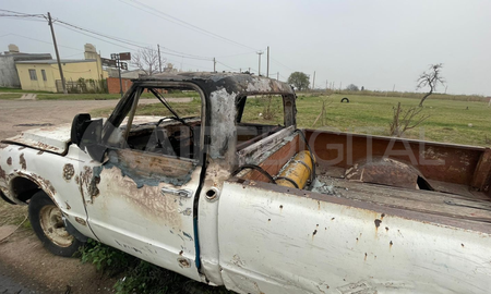 Incendiaron una camioneta en el Barrio Santa Rita II Incendiaron una camioneta en el Barrio Santa Rita II
