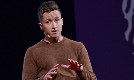 James fue abandonando los productos de limpieza personal gradualmente, luego los baños y se adaptó. James fue abandonando los productos de limpieza personal gradualmente, luego los baños y se adaptó.