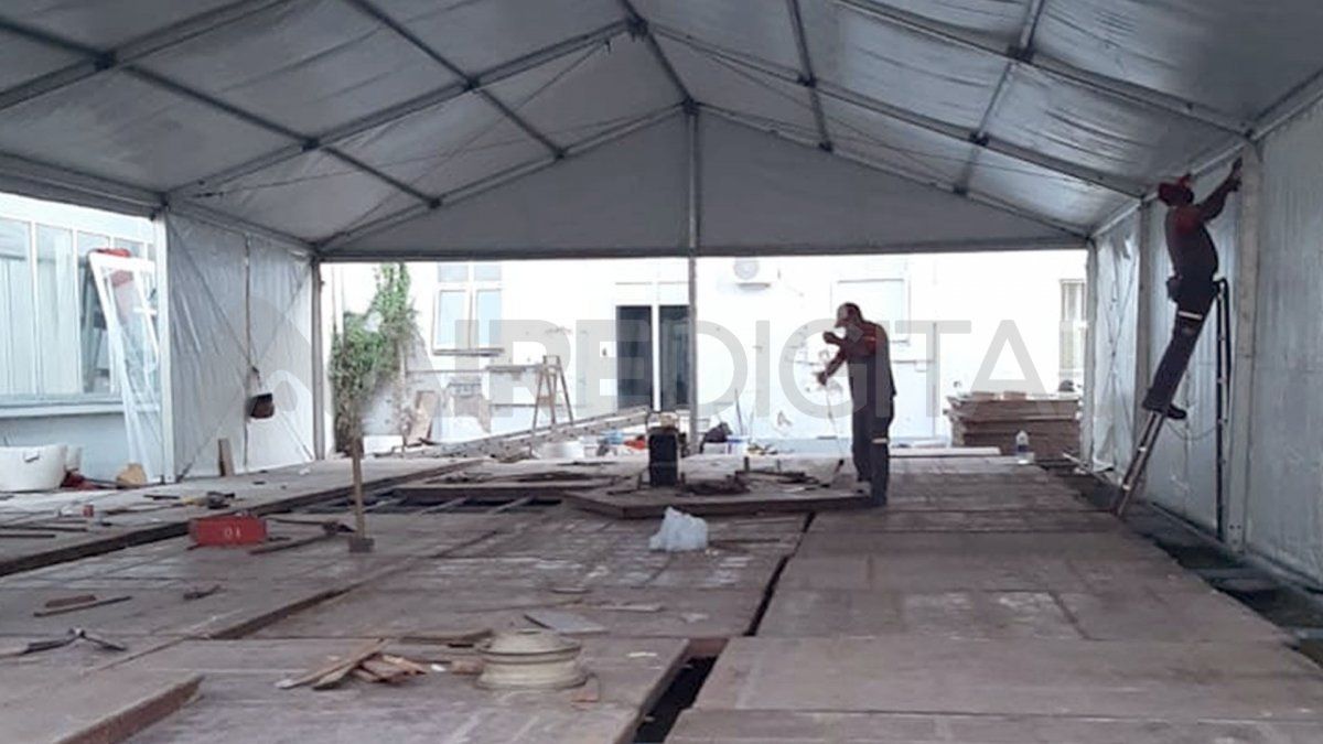 La construcción de la carpa se vio retrasada por la tormenta.&nbsp;