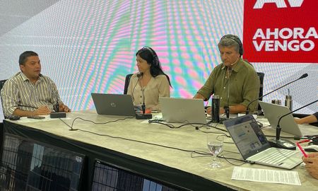El empresario de eventos, Leónidas Bonaveri vistió el estudio de AIRE y se reifiró al proyecto de nocturnidad de Santa Fe. El empresario de eventos, Leónidas Bonaveri vistió el estudio de AIRE y se reifiró al proyecto de nocturnidad de Santa Fe.