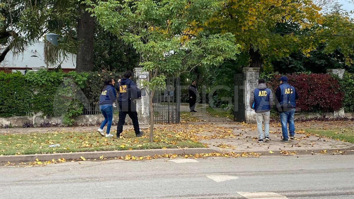Peritos de la Agencia de Investigación Criminal trabajaron en la vivienda de Avenida Luján 4100 donde el delincuente entró a robar.