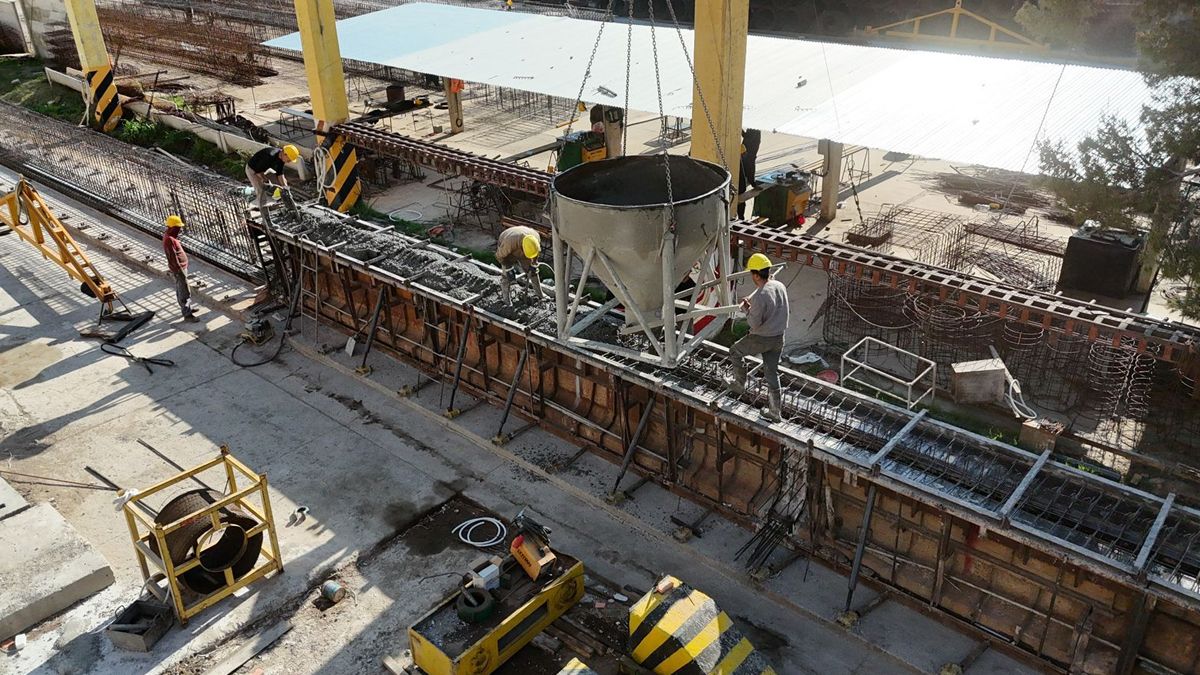 Avanza la construcción del nuevo puente Santa Fe–Santo Tomé: pilotes y columnas ya se alzan sobre el río mientras los equipos trabajan día y noche.