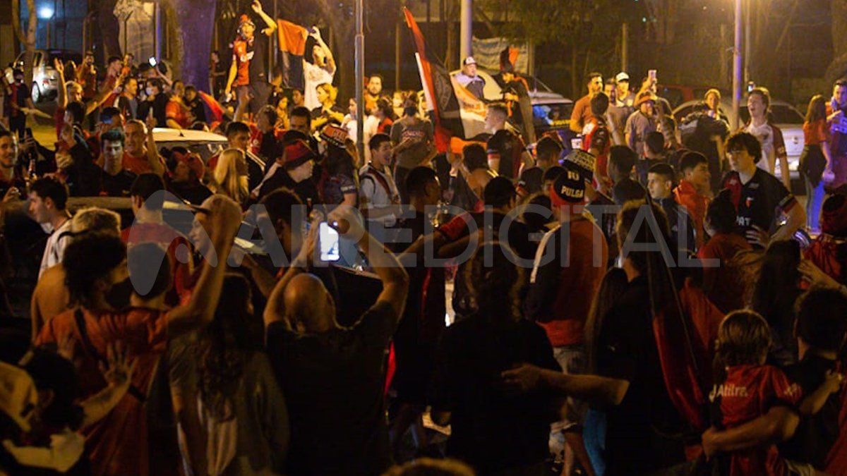 Los fanáticos se aglutinaron en distintos puntos de la ciudad.