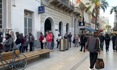 Se formaron largas filas en el Anses este viernes por la mañana. Se formaron largas filas en el Anses este viernes por la mañana.
