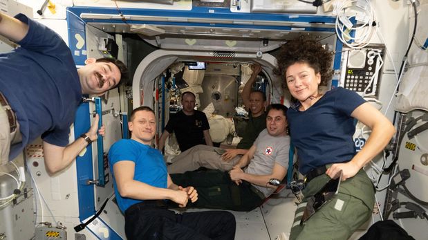 Seis de los siete miembros de la tripulación de la Expedición 74 posan juntos para un retrato a bordo de la Estación Espacial Internacional.