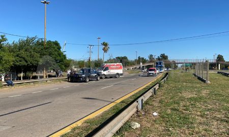 El siniestro se registró minutos después de las ocho a la altura del puente peatonal que une barrio Centenario con Varadero Sarsotti. El siniestro se registró minutos después de las ocho a la altura del puente peatonal que une barrio Centenario con Varadero Sarsotti.