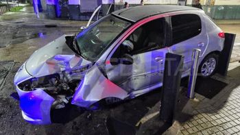 Accidente fatal: manejaba un auto por Rosario, atropelló una baranda de metal y murió