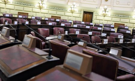 La Convención del 25, encargada de llevar adelante la reforma constitucional en Santa Fe, suspendió la agenda de este martes por el fallecimiento de Locomotora Oliveras. La Convención del 25, encargada de llevar adelante la reforma constitucional en Santa Fe, suspendió la agenda de este martes por el fallecimiento de Locomotora Oliveras.