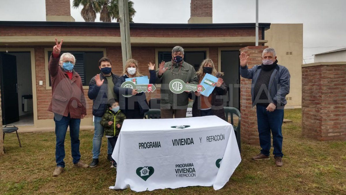 las viviendas fueron entregadas a una mujer que se desempeña en el Hospital Cullen beneficiaria del Programa Vivienda y Refacción