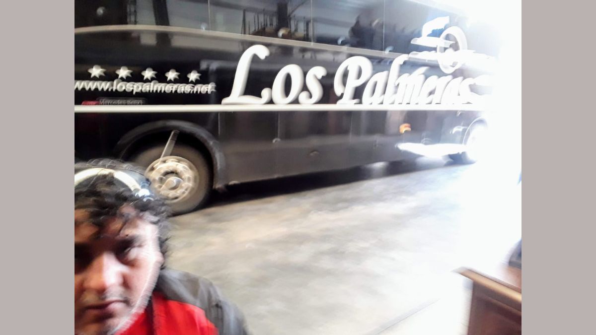 Marcelo "Tato" Enrique junto al colectivo de Los Palmeras en uno de sus viajes. Foto: gentileza Marcelo Enrique.
