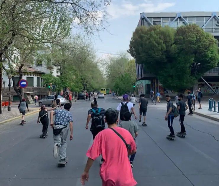 Un grupo de skaters realizó el viernes una protesta por las calles de la Ciudad reclamando la apertura del parque urbano. Todo terminó en descontrol e incidentes.