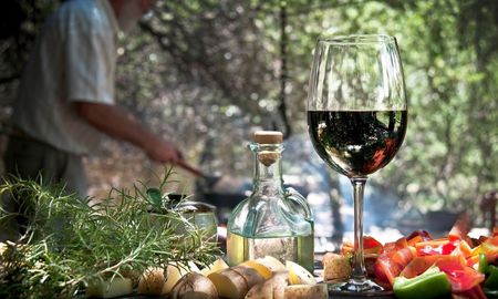 Muchos productores de Traslasierra optan por cultivos libres de agroquímicos, aprovechando el aire puro y la sanidad del clima cordobés para elaborar vinos con certificación orgánica. Muchos productores de Traslasierra optan por cultivos libres de agroquímicos, aprovechando el aire puro y la sanidad del clima cordobés para elaborar vinos con certificación orgánica.