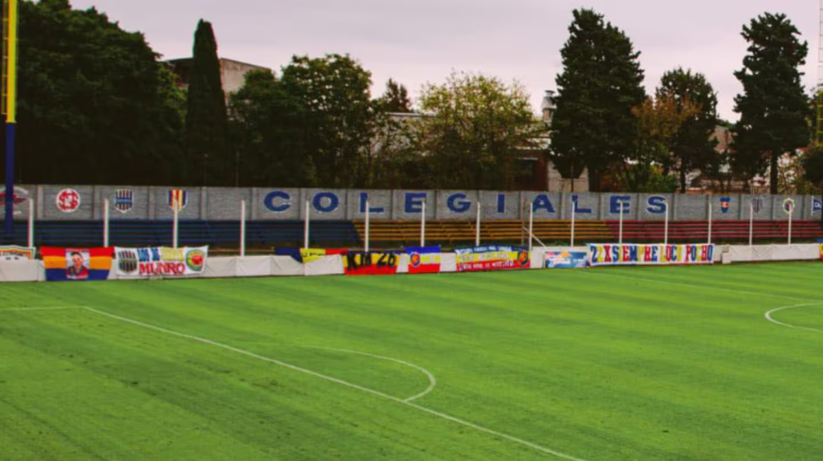 Una de las tribunas del estadio de Colegiales. Una de las tribunas del estadio de Colegiales.
