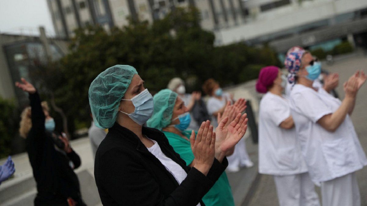Personal de salud espa&ntilde;ol aplaude por superar un d&iacute;a m&aacute;s de combate.&nbsp;