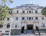 El hombre de 56 años fue denunciado por por una alumna y una ex alumna El hombre de 56 años fue denunciado por por una alumna y una ex alumna