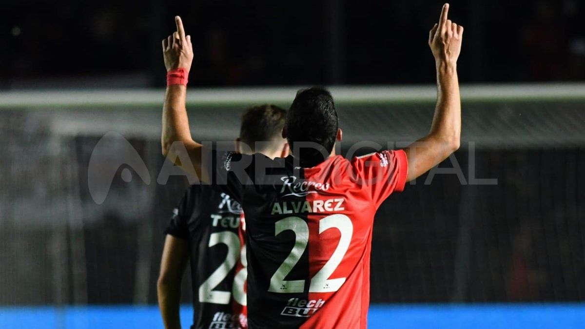 Juan Álvarez celebrando su gol ante Barracas Central. Juan Álvarez celebrando su gol ante Barracas Central.