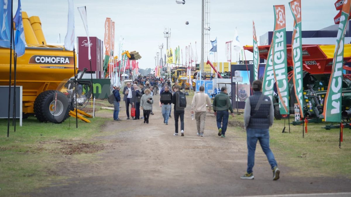 Asistentes en Expoagro visitando los stands.