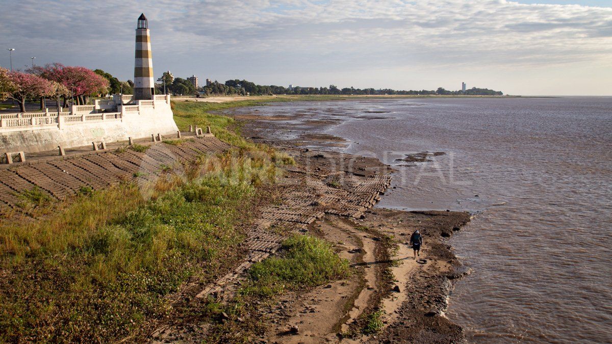 Los geólogos y especialistas que estudian el río advirtieron que es peligroso caminar dentro de la laguna a pesar de que sea muy playa porque hay pozos y zonas en las que el lecho es más frágil.