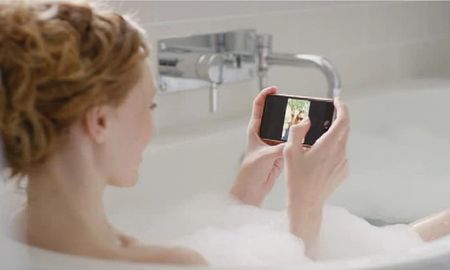 Murió una chica de 22 años electrocutada en la bañera: estaba viendo TV en el celular mientras se cargaba Murió una chica de 22 años electrocutada en la bañera: estaba viendo TV en el celular mientras se cargaba