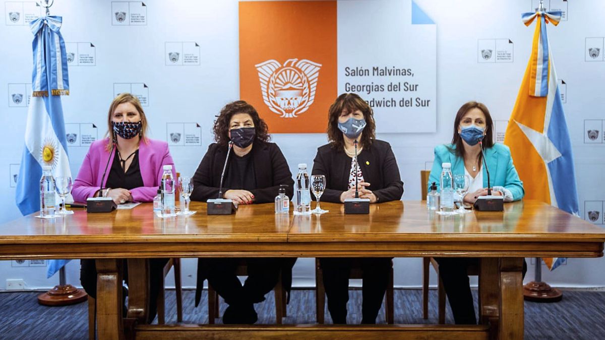 Carla Vizzotti participó este jueves de una conferencia de prensa en la Casa de Gobierno fueguina junto a autoridades provinciales.