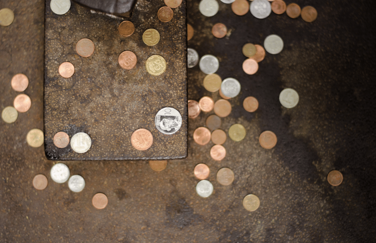 Qué significa encontrar monedas en el suelo