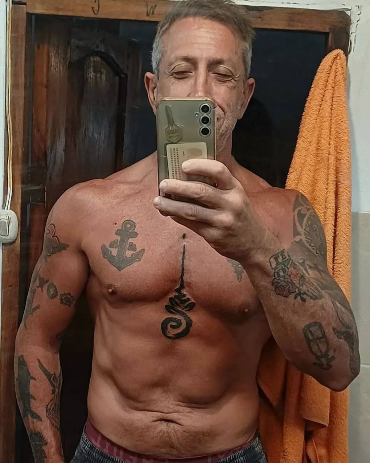 Turco Naim mostrando sus abdominales. Turco Naim mostrando sus abdominales.