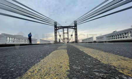 asaltaron a dos hombres que estaban pescando a metros del puente colgante
