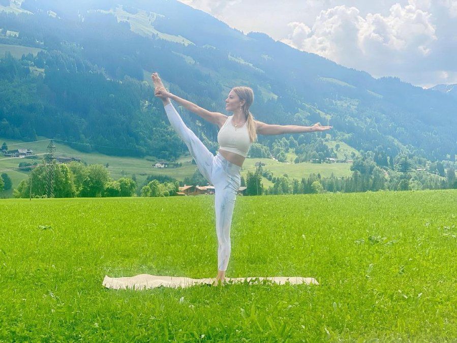 Eva con las colinas de fondo. ¡Hermoso paisaje austríaco!