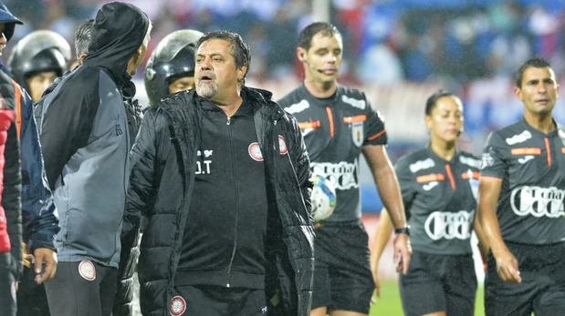 Ricardo Caruso Lombardi perdió en su debut en Uruguay y explotó contra el VAR.