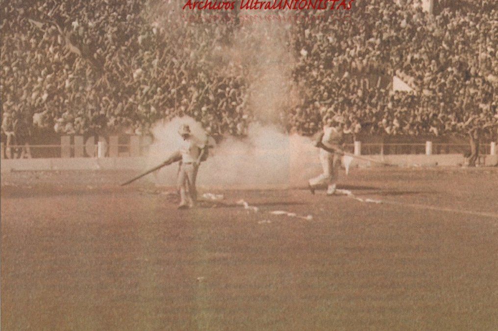 Imágenes del Clásico Santafesino entre Colón y Unión del año 1981, que finalizó suspendido Foto: Archivos Ultra Unión.
