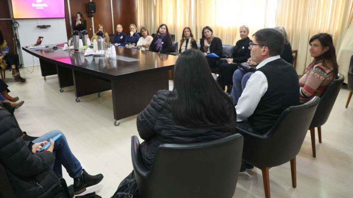 “Estamos absolutamente comprometidos con los aprendizajes y para ello tiene que haber, entre otras cuestiones sensibles, condiciones óptimas de infraestructura”, subrayó el ministro de Educación, José Goity, al concluir una encuentro con directivos de todas las instituciones beneficiarias de esta inversión.