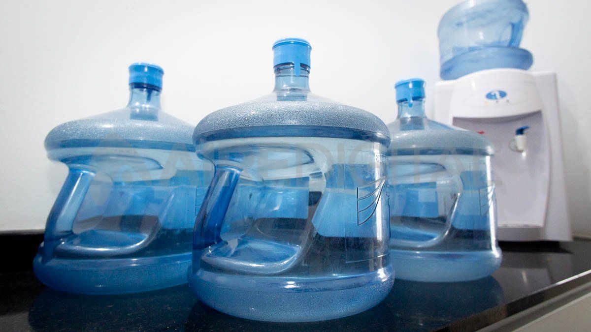 En las ciudades de Santa Fe y Paraná aumentaron las consultas y los pedidos para adquirir agua mineralizada envasada.