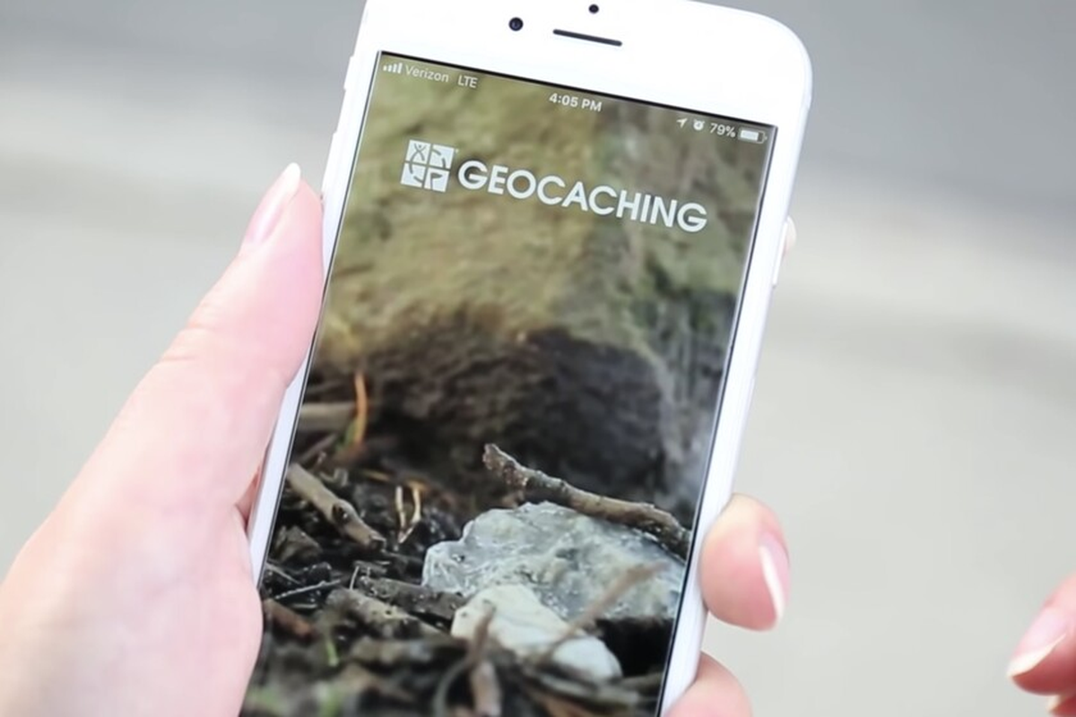 Es una actividad ideal para todas las edades. Fomenta el movimiento, al salir al aire libre a explorar en la búsqueda de los tesoros, interactuando con otros jugadores mediante el trabajo en equipo.