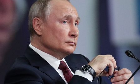Putin informó su decisión de de reconocer de inmediato la independencia y la soberanía de las repúblicas populares de Donetsk y Lugansk. Putin informó su decisión de de reconocer de inmediato la independencia y la soberanía de las repúblicas populares de Donetsk y Lugansk.