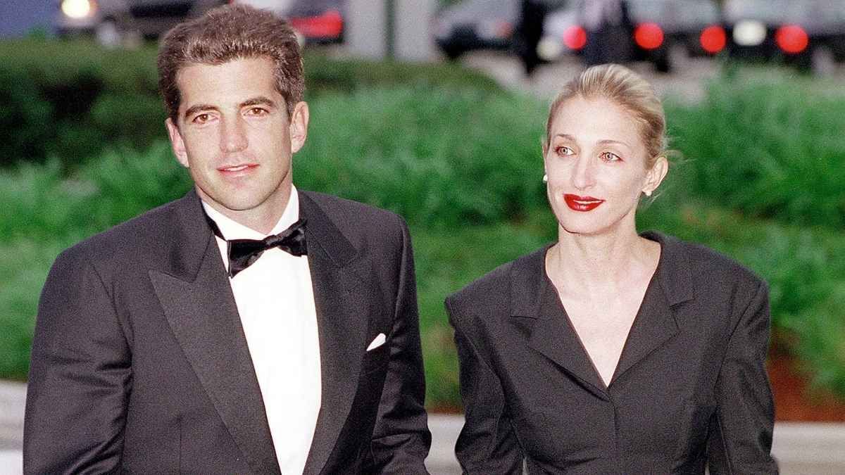La serie recrea el romance entre John F. Kennedy Jr. y Carolyn Bessette bajo el asedio constante de los medios en los años 90.