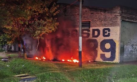 Incendio intencional en un mural de Rosario Central: investigan si el ataque está vinculado a internas de la barra. Incendio intencional en un mural de Rosario Central: investigan si el ataque está vinculado a internas de la barra.