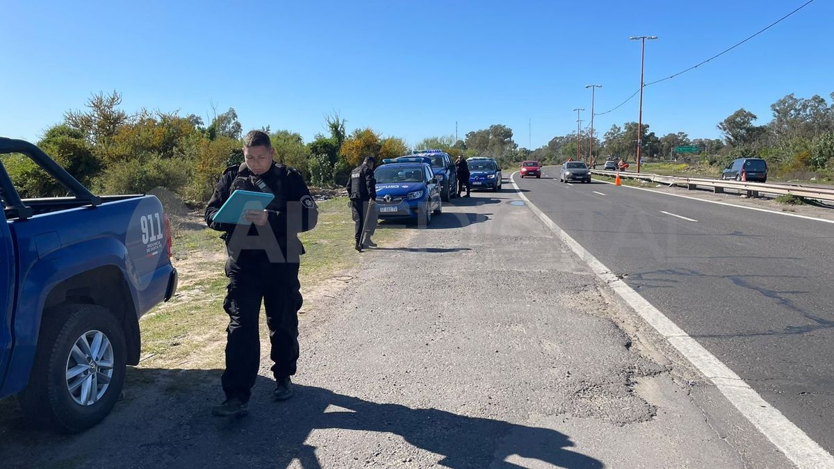 La policía detuvo a dos personas que estaban robando las cosas que quedaban dentro del auto quemado.
