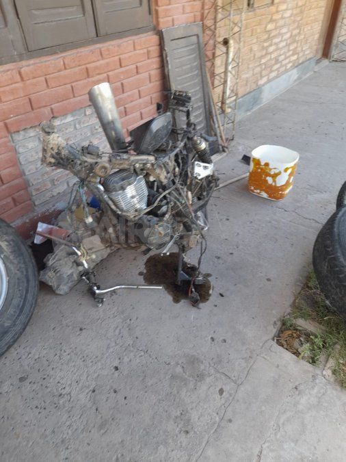 Así quedó la motocicleta en la que circulaba Alejandro Palavecino, quien falleció por el impacto cerca de EstaciónToba.