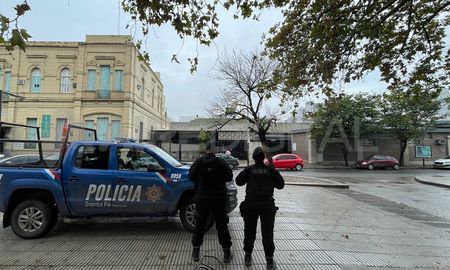 Móviles del Grupo de Operaciones Especiales (GOE) y del Cuerpo Guardia Infantería custodió las inmediaciones del Cullen durante la internación del capo narco. Móviles del Grupo de Operaciones Especiales (GOE) y del Cuerpo Guardia Infantería custodió las inmediaciones del Cullen durante la internación del capo narco.