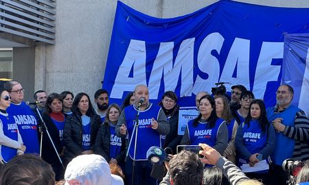 Docentes de Amsafé y Sadop, reclamaron frente al IAPOS por paritarias. Docentes de Amsafé y Sadop, reclamaron frente al IAPOS por paritarias.