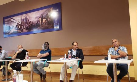Los representantes gremiales de la Asociación Bancaria en el Ministerio de Trabajo este viernes, jornada en la que comenzó la negociación paritaria del sector. Los representantes gremiales de la Asociación Bancaria en el Ministerio de Trabajo este viernes, jornada en la que comenzó la negociación paritaria del sector.