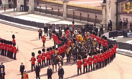 Isabel II se despidió del Palacio de Buckingham. Isabel II se despidió del Palacio de Buckingham.