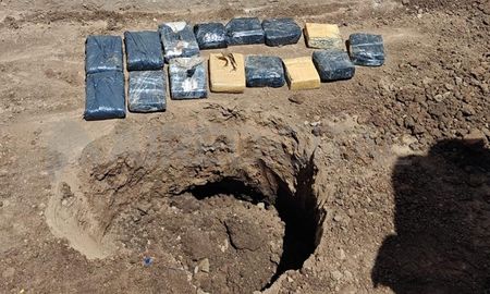 Los paquetes de droga fueron hallados enterrados en el patio del pabellón 6 de la cárcel de Las Flores. Los paquetes de droga fueron hallados enterrados en el patio del pabellón 6 de la cárcel de Las Flores.